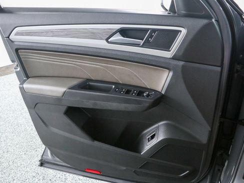 Used 2021 Volkswagen Atlas Cross Sport SE w/ Panoramic Sunroof Package FWD image 23