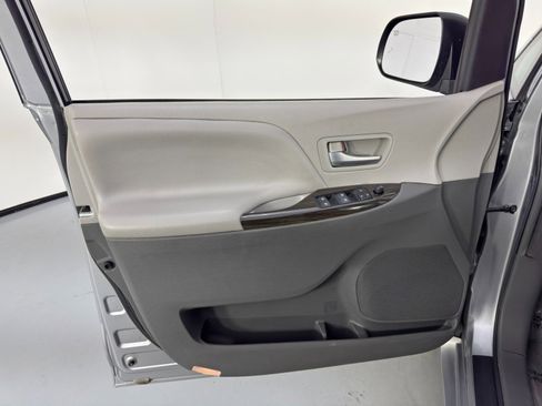 Used 2018 Toyota Sienna XLE Premium image 42