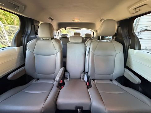 Used 2025 Toyota Sienna XLE FWD image 38