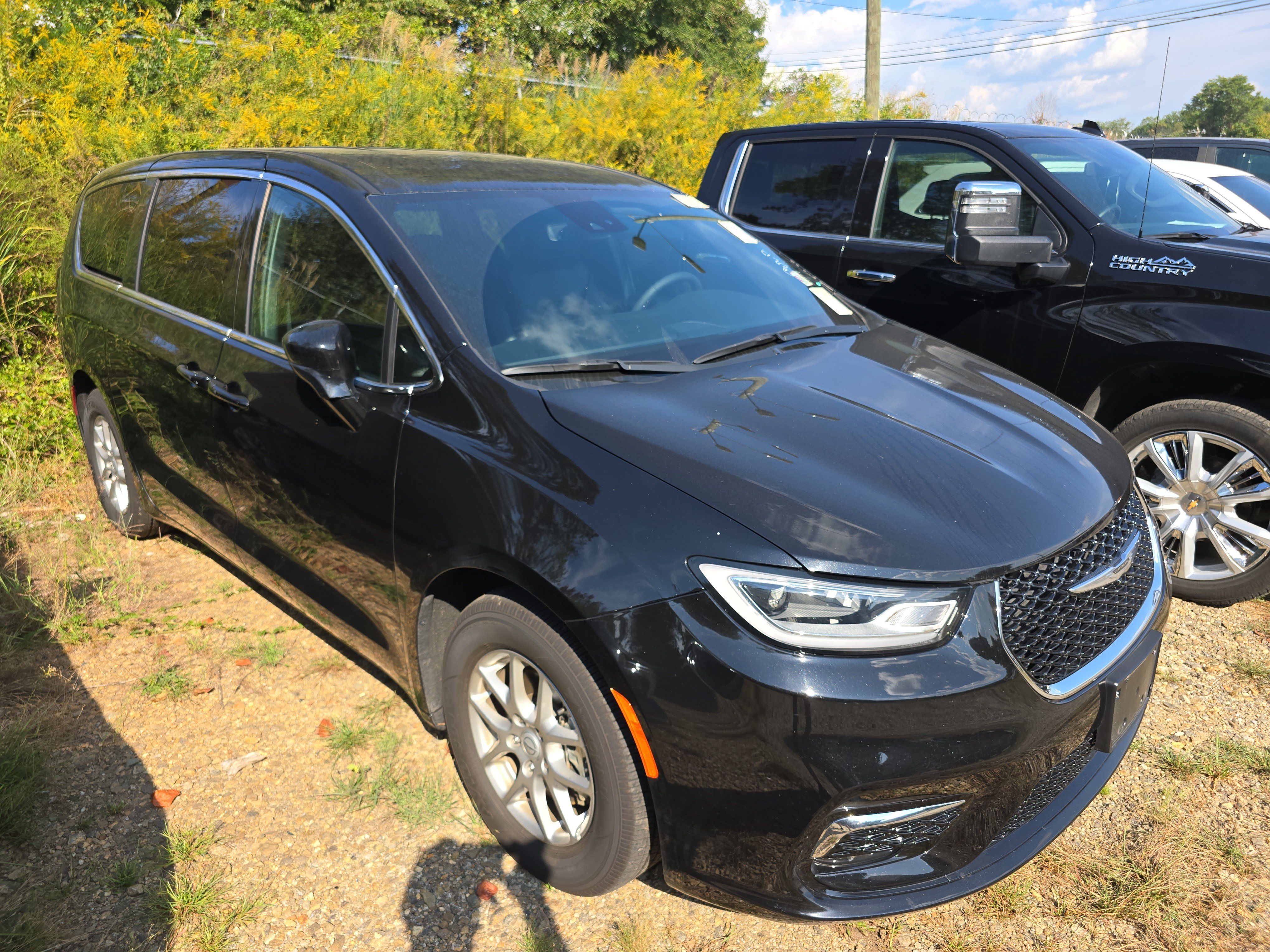 Used 2026 Chrysler Pacifica Select FWD image 1