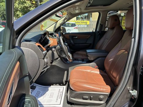 Used 2016 Chevrolet Traverse LT FWD image 3