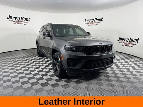 Used 2023 Jeep Grand Cherokee Altitude image 6