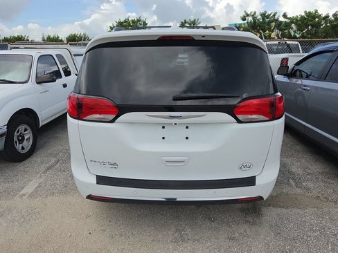 Used 2020 Chrysler Pacifica Touring-L w/ Advanced Safetytec Group FWD image 4