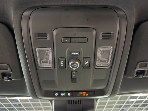 Used 2024 Chevrolet Tahoe Premier AWD/4WD image 25