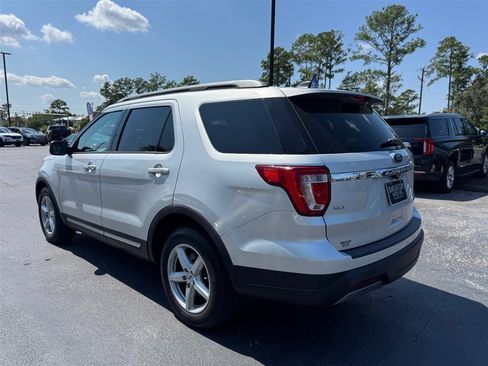 Used 2019 Ford Explorer XLT FWD image 6