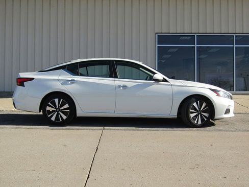 Used 2021 Nissan Altima 2.5 SV image 2