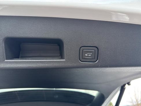 Used 2025 GMC Acadia Elevation image 13