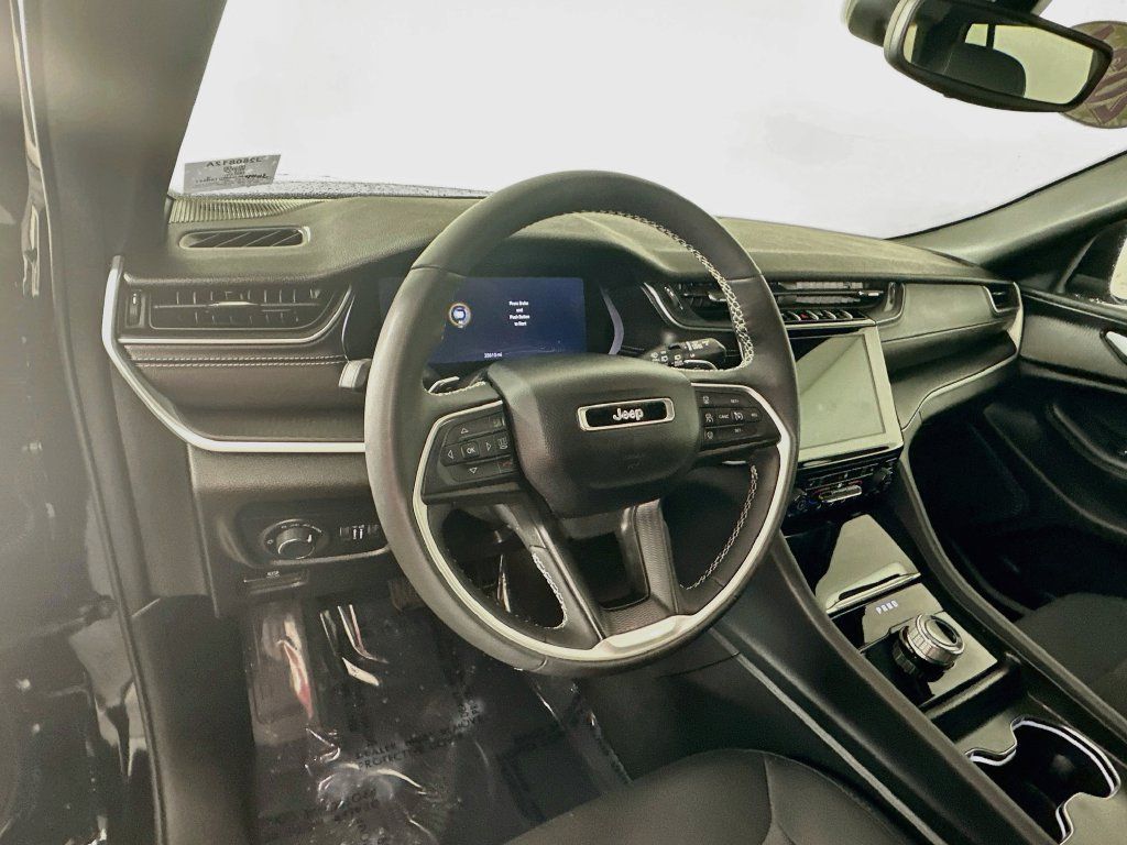 Certified 2024 Jeep Grand Cherokee Laredo X w/ Luxury Tech Group I AWD/4WD image 19