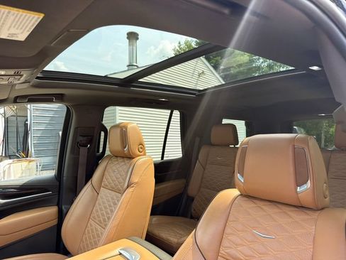 Used 2021 Cadillac Escalade Premium Luxury AWD/4WD image 23