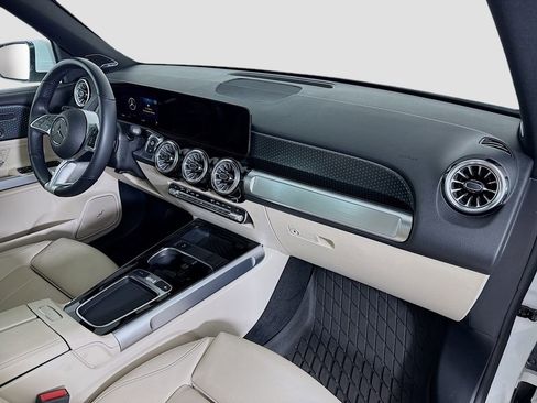 Used 2024 Mercedes-Benz GLB 250 4MATIC image 28