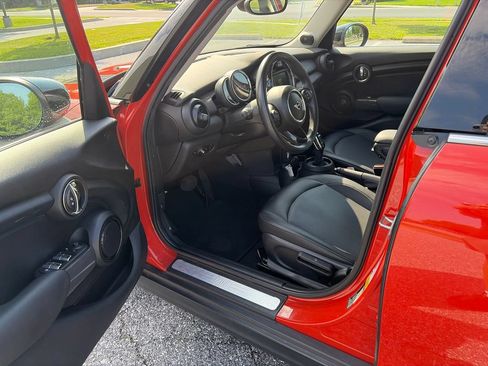 Used 2020 MINI Cooper 4-Door Hardtop w/ Premium Package FWD image 9
