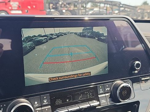 Used 2023 Toyota Highlander XLE FWD image 9