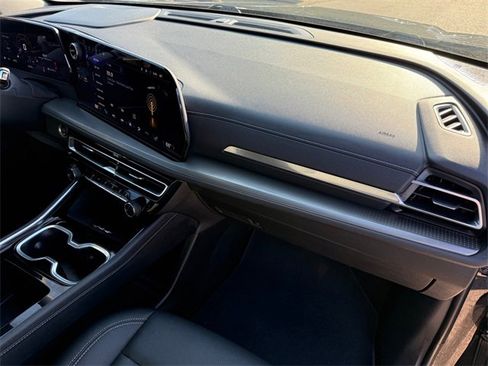 Used 2025 Chevrolet Traverse LT image 21