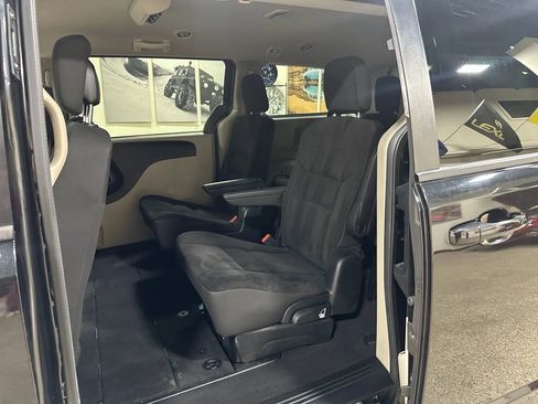 Used 2018 Dodge Grand Caravan SE w/ UConnect Hands-Free Group image 19
