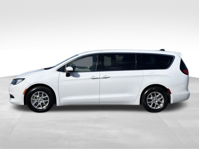 Used 2022 Chrysler Voyager LX FWD image 2