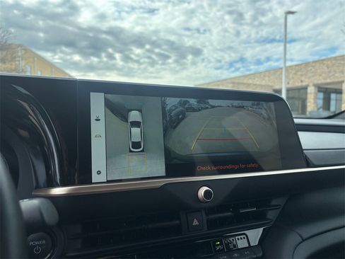 Used 2025 Toyota Crown Limited w/ Advanced Technology Package image 21