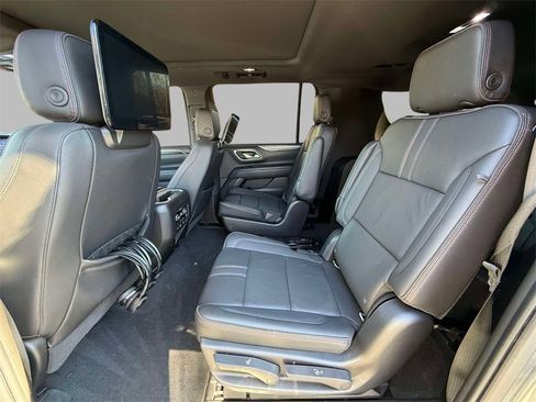 Used 2021 Chevrolet Suburban RST w/ Luxury Package image 20