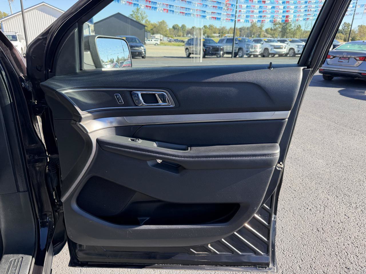 Used 2019 Ford Explorer XLT w/ Equipment Group 201A AWD/4WD image 25