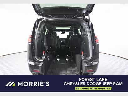 Used 2025 Chrysler Pacifica Select