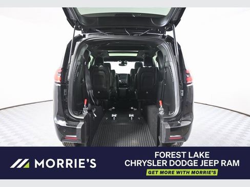 Used 2025 Chrysler Pacifica Select FWD image 1