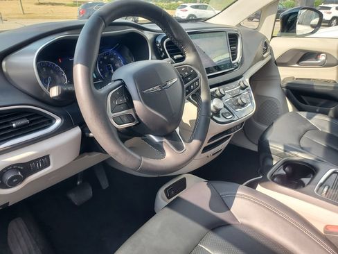 Used 2024 Chrysler Pacifica Touring-L FWD image 11