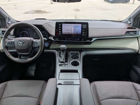 Used 2024 Toyota Sienna Platinum FWD image 18
