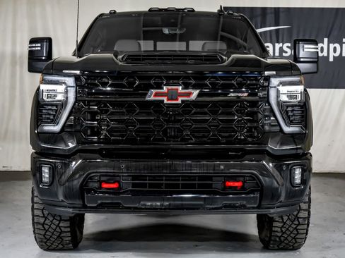 Used 2025 Chevrolet Silverado 2500 ZR2 w/ Technology Package image 3