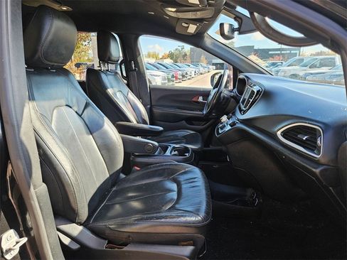 Used 2020 Chrysler Pacifica Touring-L image 28
