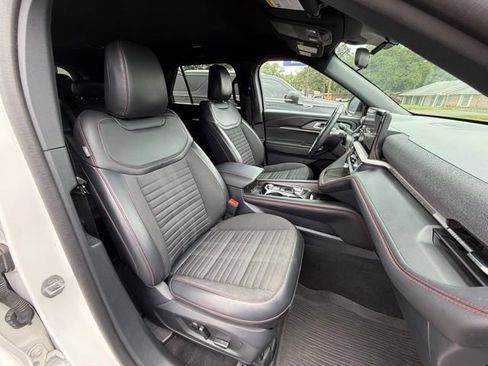 Used 2025 Ford Explorer ST-Line w/ ST-Line Street Pack AWD/4WD image 11