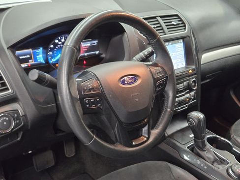 Used 2018 Ford Explorer XLT w/ Equipment Group 202A AWD/4WD image 16