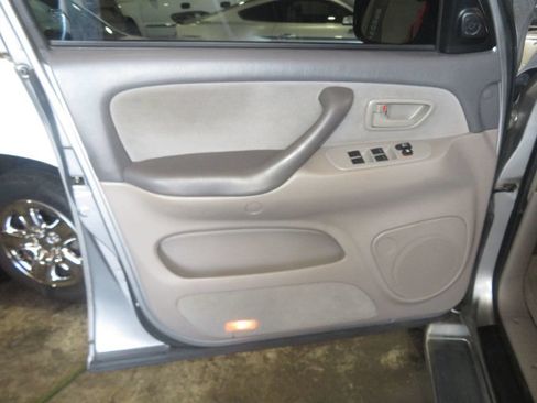 Used 2006 Toyota Sequoia SR5 AWD/4WD image 19