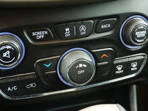 Used 2017 Jeep Cherokee Latitude w/ Cold Weather Group image 34