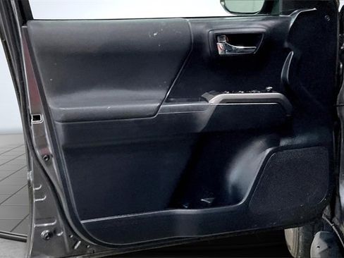 Used 2018 Toyota Tacoma TRD Sport image 24