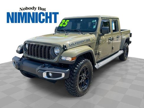 Used 2025 Jeep Gladiator Sport AWD/4WD image 1