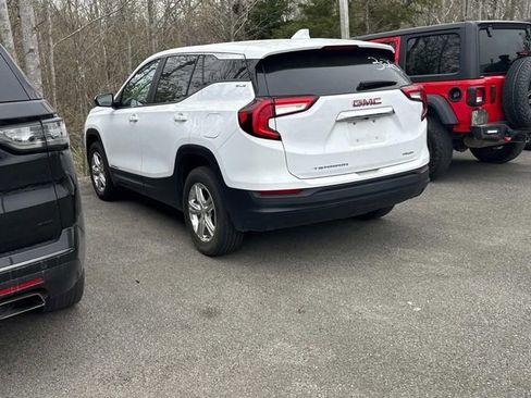 Used 2024 GMC Terrain SLE image 8