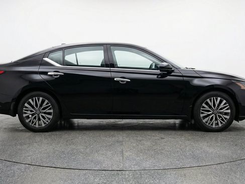 Used 2025 Nissan Altima 2.5 SV FWD image 11