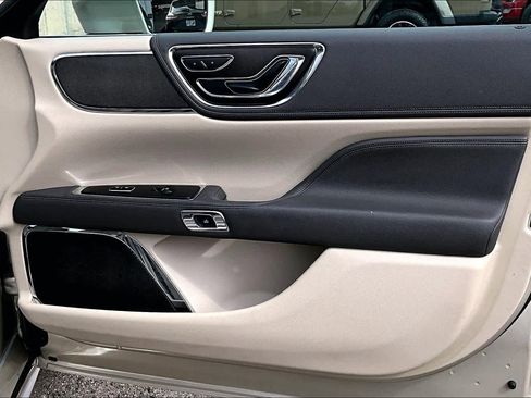 Used 2017 Lincoln Continental Premiere image 23