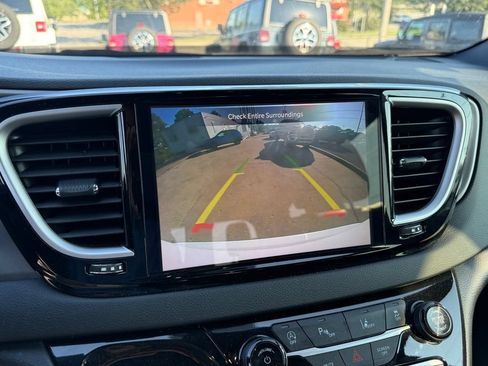 Used 2025 Chrysler Pacifica Select FWD image 20