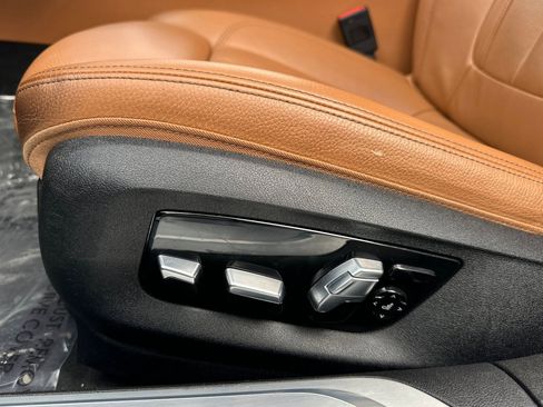 Used 2022 BMW 740i w/ M Sport Package image 17