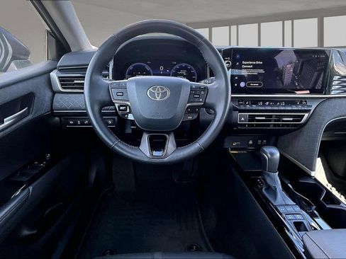 Used 2025 Toyota Camry XLE FWD image 5