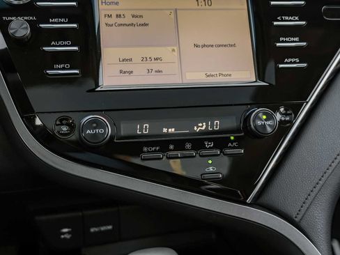 Used 2018 Toyota Camry XLE image 26