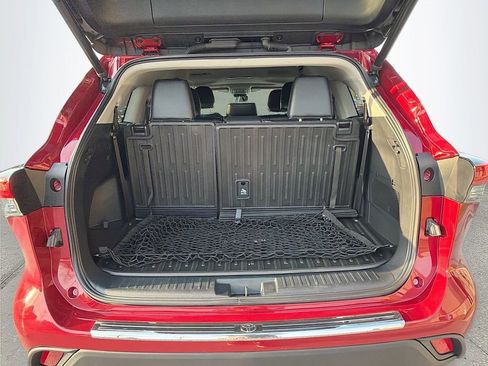 Used 2023 Toyota Highlander XLE FWD image 13