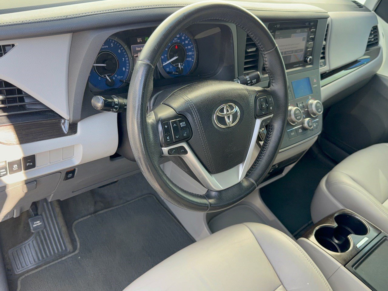 Used 2018 Toyota Sienna XLE w/ XLE Navigation Package FWD image 4