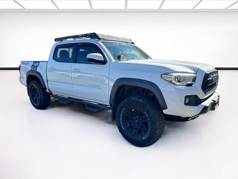 Used 2017 Toyota Tacoma TRD Off-Road w/ Tow Package (A/T) AWD/4WD image 3