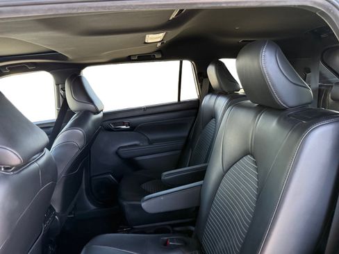 Used 2024 Toyota Highlander XSE AWD/4WD image 11