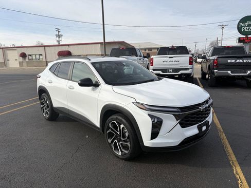 Used 2024 Chevrolet Trax RS w/ Sunroof Package image 2