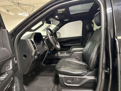 Used 2018 Ford Expedition XLT w/ Equipment Group 202A AWD/4WD image 21