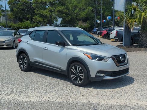 Used 2019 Nissan Kicks SR w/ SR Premium Package FWD image 9