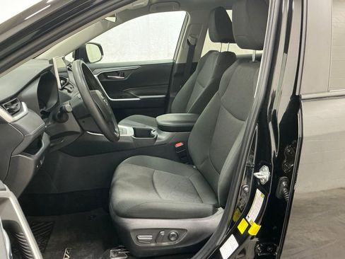Used 2025 Toyota RAV4 XLE image 9