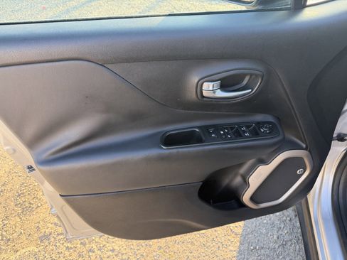 Used 2016 Jeep Renegade Limited image 18